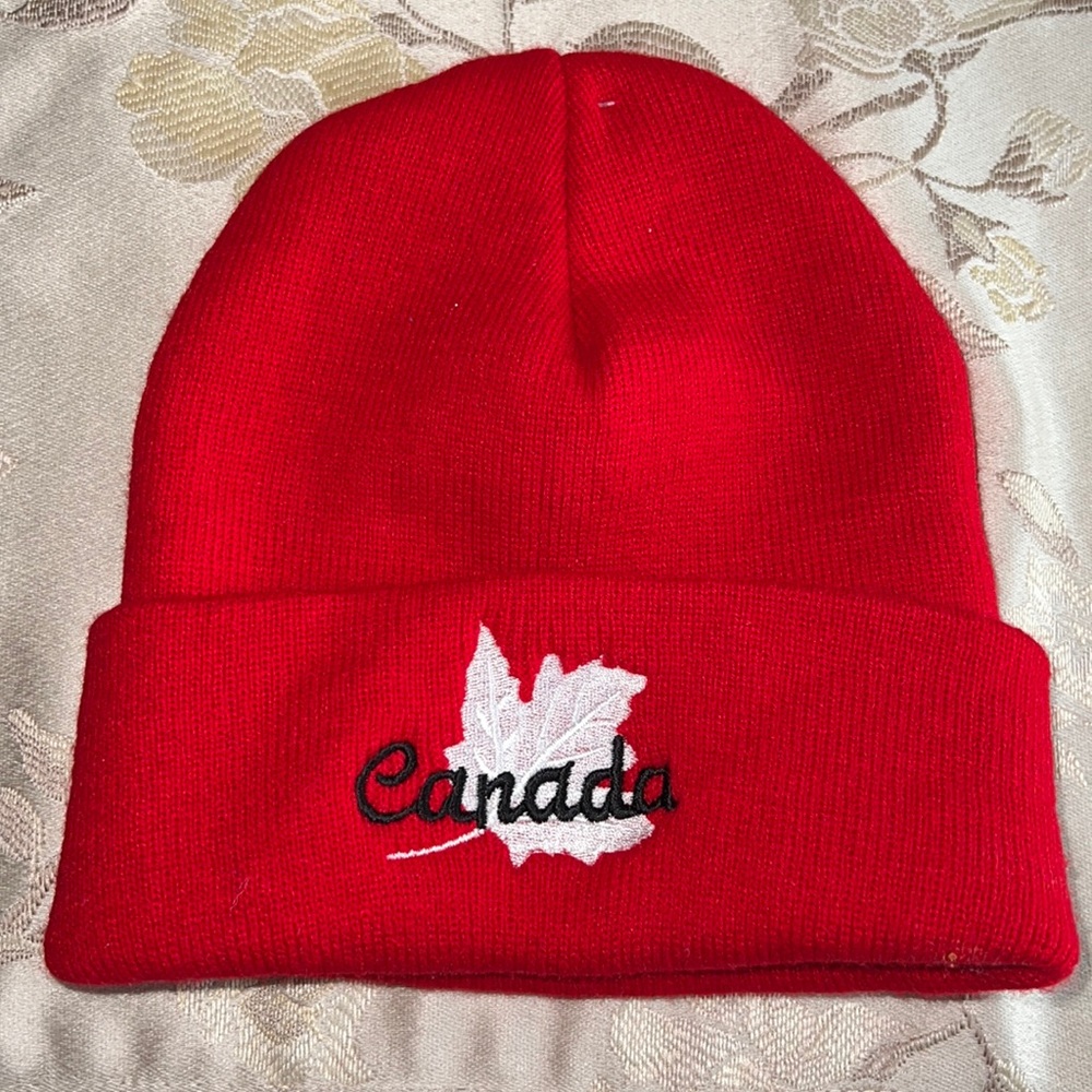 Red knit toque